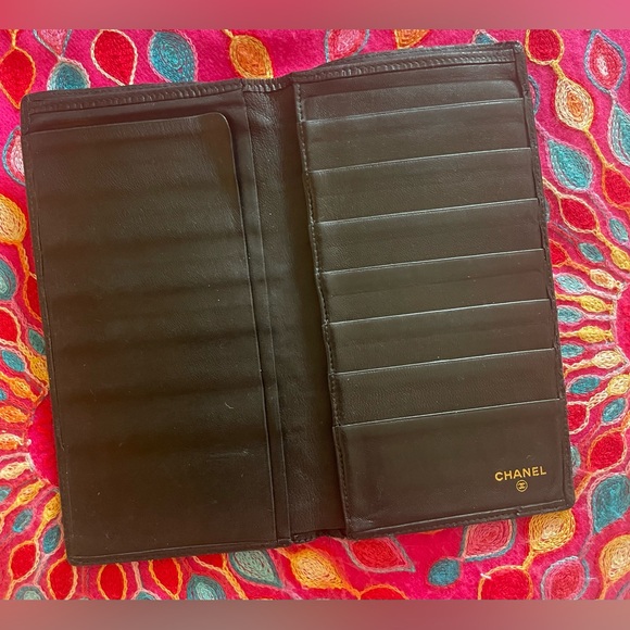 Chanel lamb skin caviar leather black wallet. Approximately 7 x 4“. GUC. - Picture 7 of 11